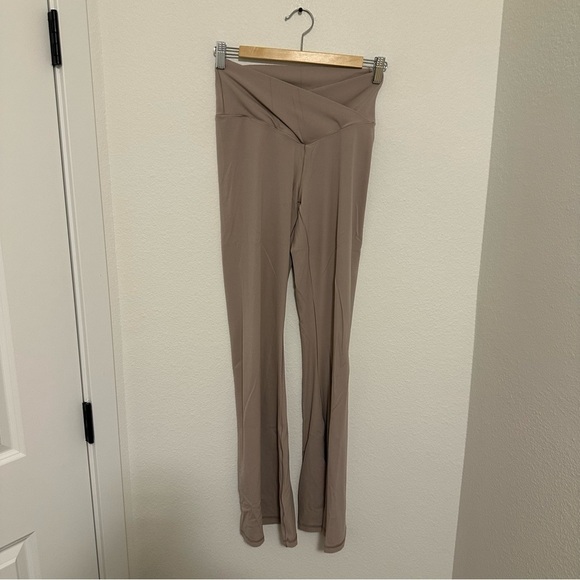 Aerie Offline Cross Over Waist Flare Leg Leggings Size Large Grayish Pink - Picture 2 of 8